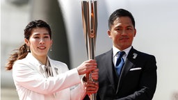 Saori Yoshida und Tadahiro Nomura mit der olympischen Flamme © imago images/ZUMA Wire 