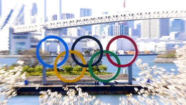 Die olympischen Ringe vor der Rainbow Bridge in Tokio © imago images/Kyodo News 