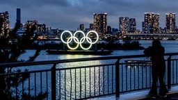 Die olympischen RInge in Tokio bei Nacht © imago images/ZUMA Wire 