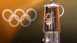 Die Olympische Flamme in einer speziell angefertigten Laterne © imago images/Kyodo News 