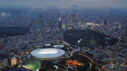 Das neue japanische Nationalstadion von Tokio, aufgenommen aus einem Hubschrauber von Kyodo News. © picture alliance/-/kyodo/dpa 
