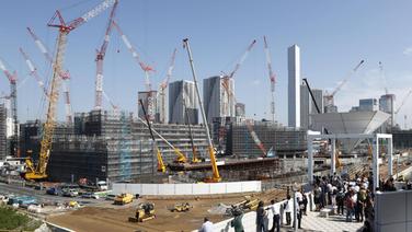 Kräne auf der Baustelle für das Olympische Dorf in Tokio (Archivbild) © imago images / Kyodo News 