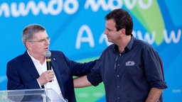IOC-Präsident Thomas Bach (l.) mit Rios Bürgermeister Eduardo Paes (Archivbild von 2016) © imago images / Xinhua 