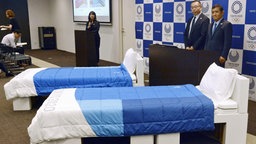 Die Organisatoren der Olympischen Spiele in Tokio präsentieren Betten aus umweltfreundlicher Pappe. © picture alliance/MAXPPP 