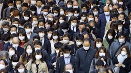 In Tokios Innenstadt tragen fast alle Menschen auf dem Weg zur Arbeit einen Mundschutz. © Olympia Tokio Munschutz 