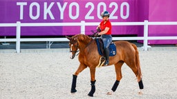 Die deutsche Reiterin Isabell Werth mit Bella Rose beim Training im Equestrian Park in Tokio. © IMAGO / Stefan Lafrentz 
