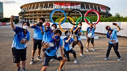Freiwillige schießen Selfies vor den Olympischen Ringen © IMAGO / Inpho Photography Foto: James Crombie