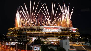 Bei der Eröffnungsfeier im Olympiastadion explodiert Feuerwerk am Nachthimmel © picture alliance/dpa/XinHua Foto: Liu Dawei