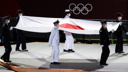 Die Japanische Flagge wird ins Stadion getragen © imago images/ITAR-TASS