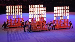 Ein Teil der Tanzperformance mit traditionellen Japanischen Lampen © imago images/Xinhua Foto: Pan Yulong
