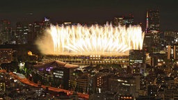 Feuerwerk über dem Stadion © imago images/Kyodo News