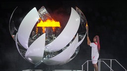 Naomi Osaka entzündet das olympische Feuer © picture alliance/dpa Foto: Michael Kappeler