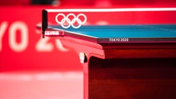 Eine Tischtennisplatte im Tokyo Metropolitan Gymnasium während der Olympischen Spiele 2020 in Tokio. © IMAGO / Bildbyran
