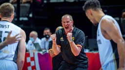 Der deutsche Basketball-Trainer Henrik Rödl jubelt ausgelassen. © IMAGO / camera4+ 
