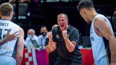 Der deutsche Basketball-Trainer Henrik Rödl jubelt ausgelassen. © IMAGO / camera4+ 