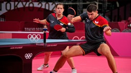 Deutschlands Petrissa Solja (l.) und Patrick Franziska spielen im Tischtennis-Achtelfinale des Mixed-Wettbewerbs. © dpa-Bildfunk Foto: Kin Cheung/AP/dpa