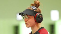 Die deutsche Sportschützin Carina Wimmer ist während der Qualifikation der Frauen mit der Luftpistole über 10 Meter enttäuscht. © dpa-Bildfunk Foto: Friso Gentsch/dpa