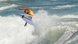 Der deutsche Surfer Leon Glatzer in Aktion © dpa-Bildfunk Foto: Mark Baker/AP/dpa