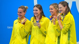 Die Frauen-Staffel aus Australien jubelt über Gold nach dem Finale über 4x100 m Freistil. © dpa-Bildfunk Foto: Michael Kappeler/dpa