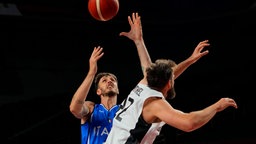 Italiens Achille Polonara (l) und Deutschlands Danilo Barthel kämpfen um einen Rebound während der Basketball-Partie zwischen Deutschland und Italien. © dpa-Bildfunk Foto: Eric Gay/AP/dpa