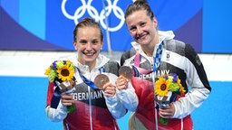 Deutschlands Bronzemedaillengewinnerinnen Tina Punzel (r) und Lena Hentschel zeigen ihre Medaillen. © picture alliance/dpa Foto: Michael Kappeler