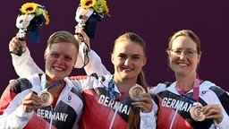 Michelle Kroppen (l) , Charline Schwarz (M) und Lisa Unruh (r) aus Deutschland feiern mit der Bronzemedaille bei der Siegerehrung © picture alliance/dpa Foto: Swen Pförtner