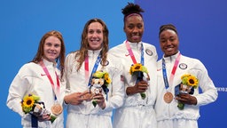 Die Frauen-Staffel USA jubelt über Bronze nach dem Finale über 4x100 m Freistil. © picture alliance/dpa/AP Foto: Matthias Schrader