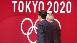 Japans Premierminister Shinzo Abe (l.) and IOC-Präsident Thomas Bach © imago images Foto: Rodrigo Reyes Marin
