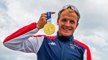 Kristian Blummenfelt aus Norwegen posiert mit seiner Triathlon Goldmedaille ©  imago images/Bildbyran 