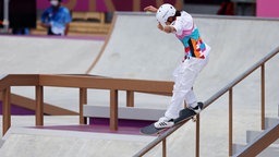 Die japanische Skateboarderin Momiji Nishiya grindet mit der hinteren Achse auf der rail © IMAGO / AFLOSPORT 