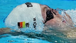 Marek Ulrichs Kopf durchbricht die Wasseroberfläche beim Rückwarts Schwimmen © picture alliance/dpa
