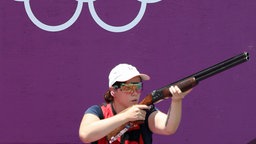 Nadine Messerschmidt zielt beim Schießen durch Kimme und Korn © picture alliance/dpa 