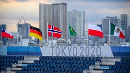 Fahnen hängen über einer Wettkampfstätte der Olympischen Spiele in Tokio. © picture alliance / SVEN SIMON Foto: Anke Waelischmiller/Sven Simon