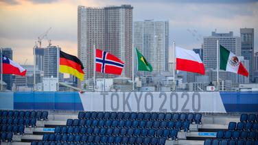 Fahnen hängen über einer Wettkampfstätte der Olympischen Spiele in Tokio. © picture alliance / SVEN SIMON Foto: Anke Waelischmiller/Sven Simon