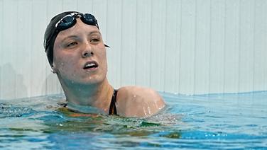 Die deutsche Schwimmerin Isabel Gose reagiert enttäuscht auf ihr Ergebnis. © picture alliance/dpa 