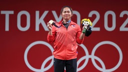 Die philippinische Gewichtheberin Hidilyn Diaz posiert mit ihrer Medaille. © picture alliance / Xinhua News Agency 