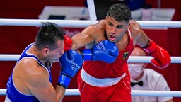 Der deutsche Boxer Ammar Riad Abduljabbar (r.) trifft Jose Maria Lucar Jaimes aus Peru am Kopf.  