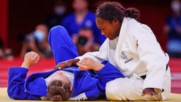 Die französische Judoka Clarisse Agbegnenou (r.) gewinnt Gold gegen Tina Trstenjak aus Slowenien. © dpa-Bildfunk Foto: Oliver Weiken/dpa