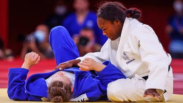 Die französische Judoka Clarisse Agbegnenou (r.) gewinnt Gold gegen Tina Trstenjak aus Slowenien. © dpa-Bildfunk Foto: Oliver Weiken/dpa