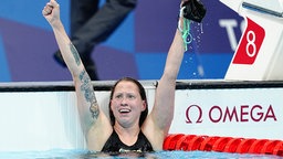 Die deutsche Schwimmerin Sarah Köhler jubelt mit ausgestreckten Armen. © picture alliance/dpa 