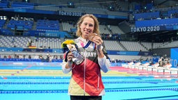 Die deutsche Schwimmerin Sarah Köhler mit ihrer Bronzemedaille. © dpa-bildfunk