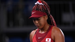 Die japanische Tennisspielerin Naomi Osaka guckt enttäuscht zu Boden. © imago images/Xinhua 