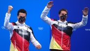 Patrick Hausding (l.) und Lars Rüdiger aus Deutschland posieren bei der Preisverleihung  bei den Olympischen Spielen 2020 in Tokio. © picture alliance / Xinhua News Agency Foto: Xu Chang