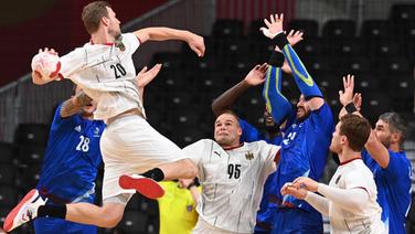 Handball Deutschland gegen Frankreich. Philipp Weber aus Deutschland beim Wurf. © picture alliance/dpa Foto: Swen Pförtner