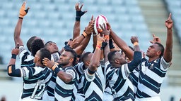 Die Rugbyspieler aus Fidschi feiern ihren Finalsieg in Tokio. © IMAGO / Xinhua