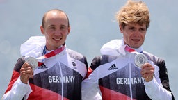 Die beiden Ruderer Jonathan Rommelmann (l.) und Jason Osborne posieren mit der Medaille © dpd-bildfunk