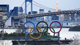 Die Olympischen Ringe vor der Regenbogen-Brücke in Tokio © imago images / Kyodo News 