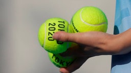 Eine Nahaufnahme von Tennisbällen bei den Olympischen Spielen in Tokio. © IMAGO / Agencia EFE 