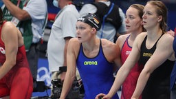 Die deutschen Schwimmerinnen Leonie Kullmann, Marie Pietruschka und Isabel Marie Gose (v.l.n.r.) blicken enttäuscht zum Pool © dpa-bildfunk 