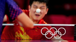 Der chinesische Tischtennis-Spieler Fan Zhendong erwartet eine Angabe vom Taiwanesen Yun-Ju Lin. © dpa-Bildfunk Foto: David Goldman/AP/dpa